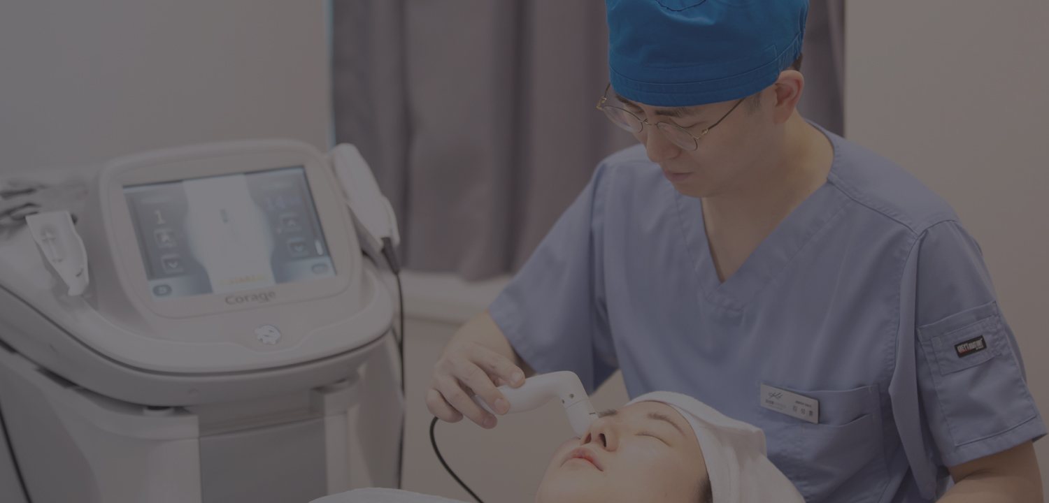 의료진이 장비로 시술하는 장면(누운 환자 얼굴 일부)