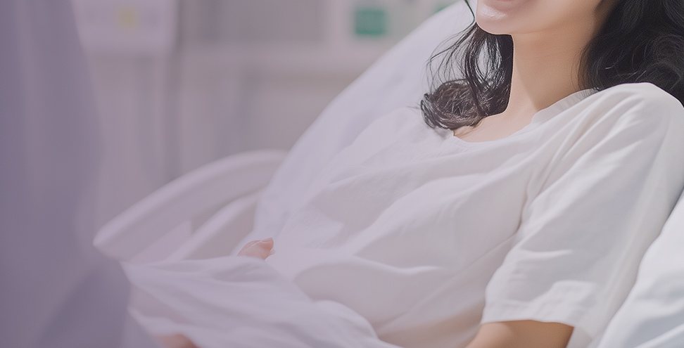 흰 담요를 덮고 누운 여성(얼굴 안 보임)