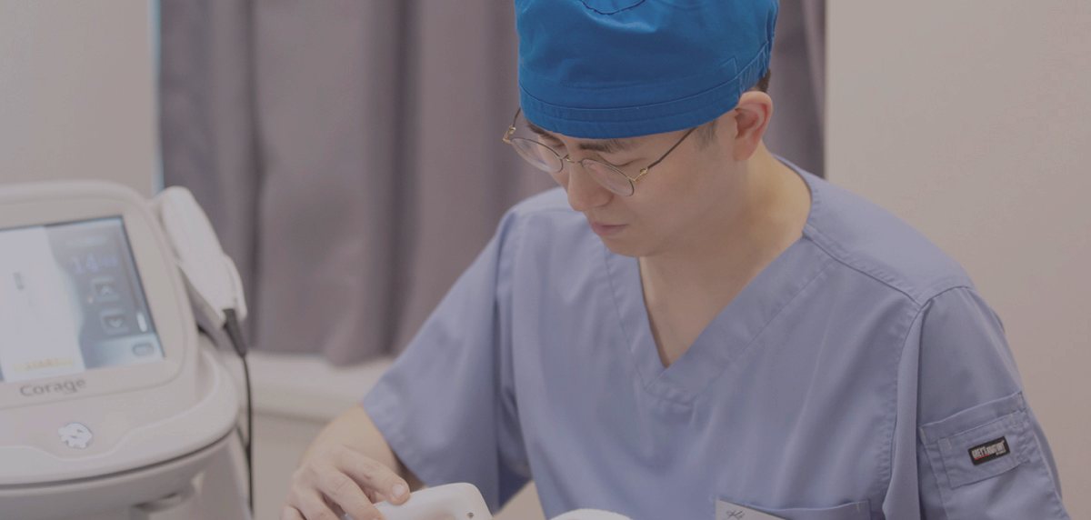 의료진이 장비로 시술하는 장면(누운 환자 얼굴 일부)