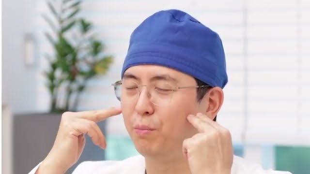 유튜브 영상 장면 — "동안의 비밀은 이곳에 있습니다" 이 영상에서 비밀을 공개합니다!